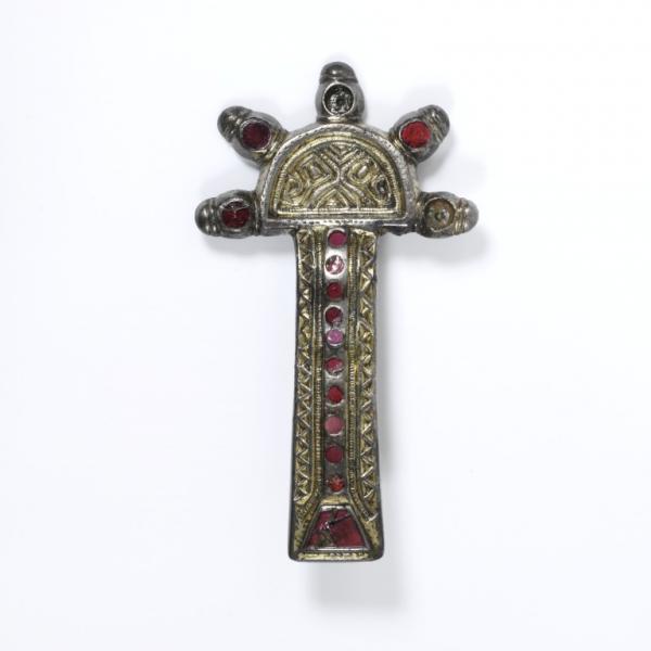 Brooch, partially gilded silver inlaid with garnets set over stamped gold foil, with remains of an iron pin, probably made in F