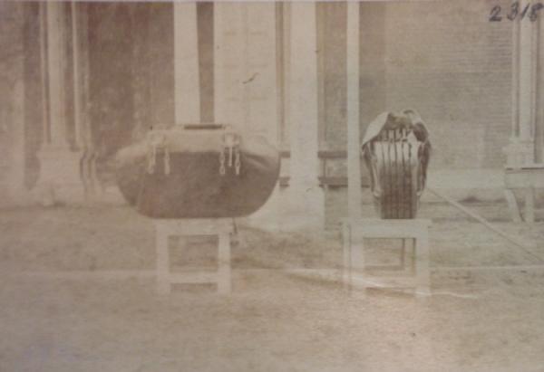 Pontoons in a state of collapse. V&A Archive, MA/32/11 Guardbook, neg. 2318 © Victoria and Albert Museum, London Pontoon in a state of collapse