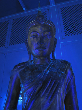 Areas of exposed lacquer, such as in the face, show a yellow colour under UV light.