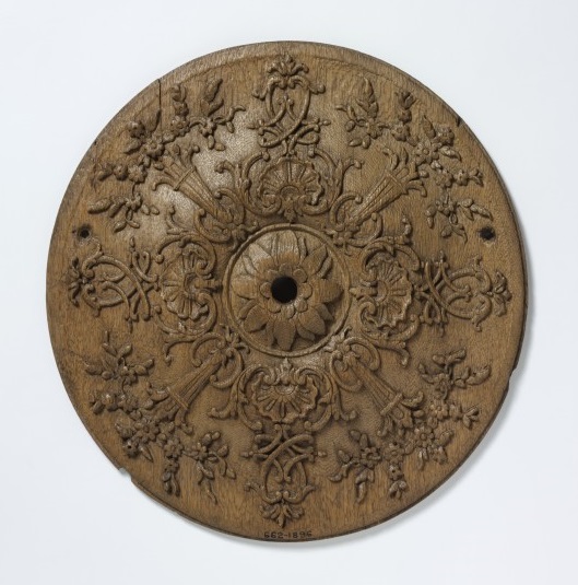 Circular oak panel, hand-carved, French, 1700-1725 V&A 662-1896 © Victoria and Albert Museum, London