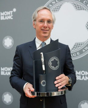 Sir Paul Ruddock with Montblanc de la Culture Arts Patronage Award, 2014. © Victoria and Albert Museum, London