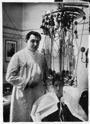 A professional Eugène waver, administering the Eugène curling method.