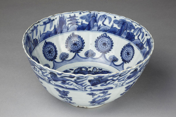 Figure and box, Unknown, ca.1710-1725, China (made), Museum no. FE.32 to B-1981, © Victoria & Albert Museum, London