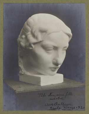 4284-1938 Photograph Photograph of a marble sculpture by Aare Aaltonen, depicting the head of a young woman. The photograph is signed by the artist and dated 1920