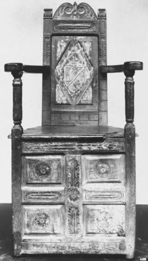 740-1895, armchair, walnut and oak, France, ca. 1515. © V&A Museum