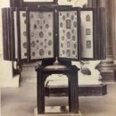 Pillar stand with rotating frame