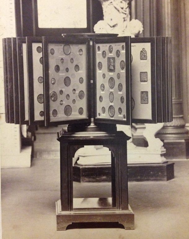 Pillar stand with rotating frame