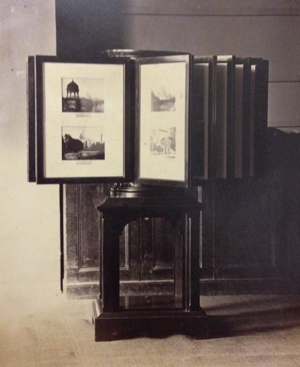 Pillar stand with rotating frames