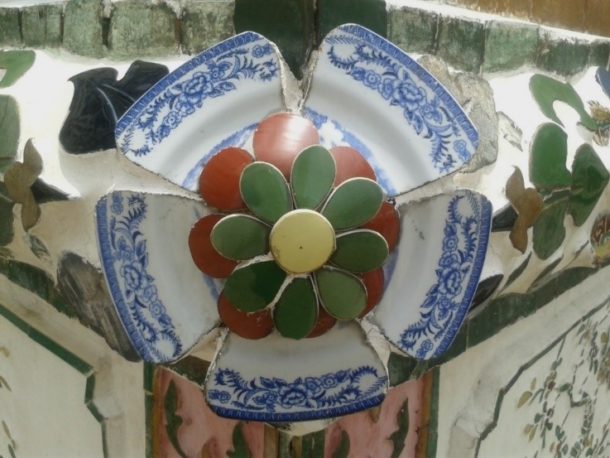 Fig. 8 Ceramic fragments with floral motifs, Wat Arun, Bangkok © Sau Fong Chan