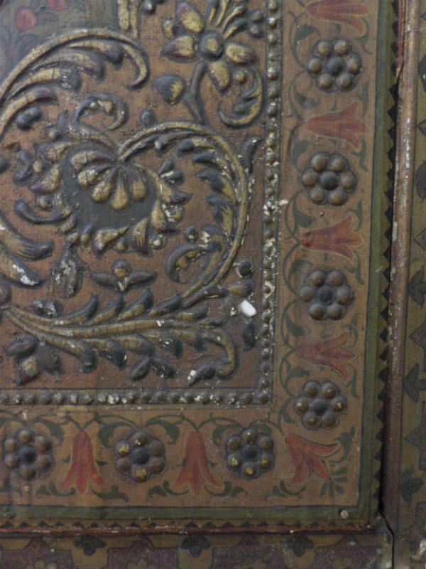 Raised decoration with glazed metal leaf. The subsequent layers of varnish have muted the vibrant effect © Victoria and Albert Museum London