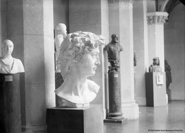The plaster cast of the David's head. The Italian Court. Ca. 1920-1930.