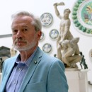 Glynn Christian in front of Giambologna's Samson Slaying a Philistine at the V&A