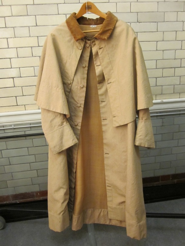 T.87-1959 Overcoat Worsted overcoat, England, ca. 1800 England Ca. 1800 Worsted, gilt metal chain, hand-stitched © Victoria and Albert Museum, London