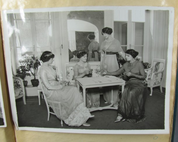 Lucile living mannequins, Autumn 1915 collection. Archive of Art and Design, AAD/2008/6/28. © Victoria and Albert Museum, London