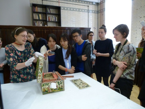 Sarah Westbury showing her favourite casket to an engrossed crowd of students © Victoria and Albert Museum, London