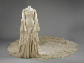 Margret Whigham's Norman Hartnell dress, 1933, was designed with the Brompton Oratory specifically in mind © V&A Collection