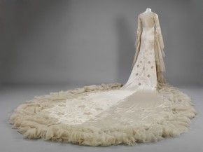 18 foot train of the Norman Hartnell dress worn by Margaret Whigham for her wedding in 1933 © V&A Collection