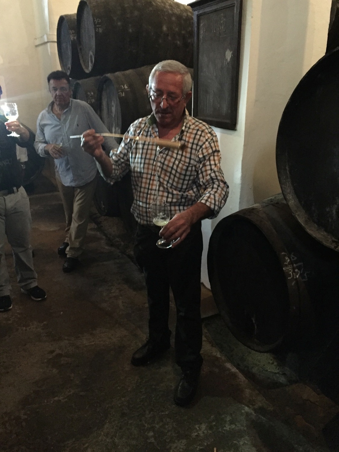 Pepe Espinar venanciando manzanilla La Papirusa en rama
