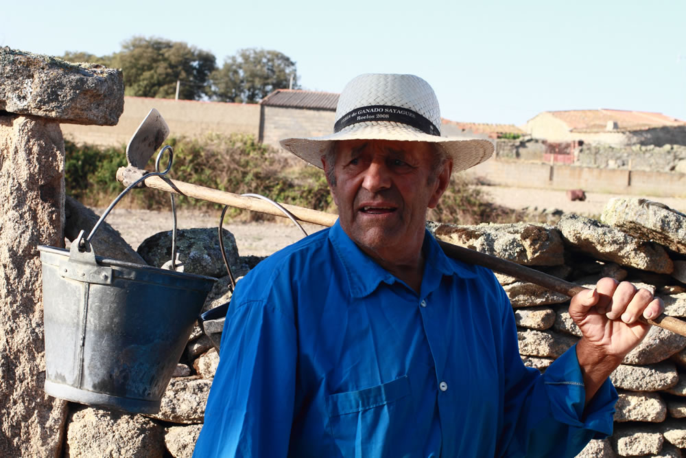 Bernardino con su cubo de agua
