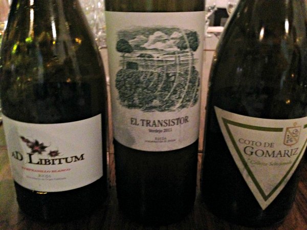 Despedida-grupo-cata-En-Torno-Vino-3-vinos-blancos-mas