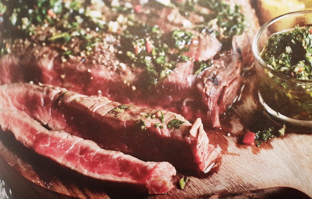 vin-till-flanskstek-med-chimichurri-och-vitloksrostad-potatis