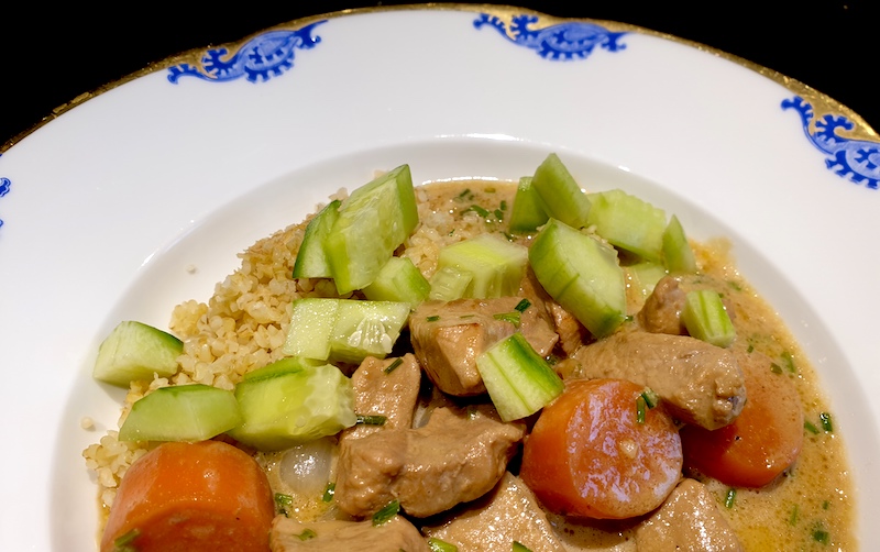 Vin-till-graddig-kotlettgryta-med-syrlig-gurka-recept-vintips-vinbanken