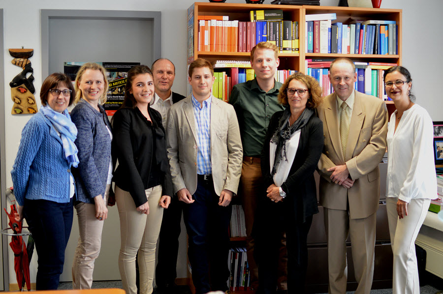 Personnes sur la photo, de gauche à droite: Mme Bita Bertossa, conseillère aux études, Mme Audrey Leuba, vice-doyenne, Mme Kayané Koese, M. Manuel Faure, MM. Fabio Burgener et Alexandre Schwab, Mme Stéphanie Faure, M. Michel Hottelier, professeur de droit et Mme Caterina Gidari-Wassmer, conseillère aux études.