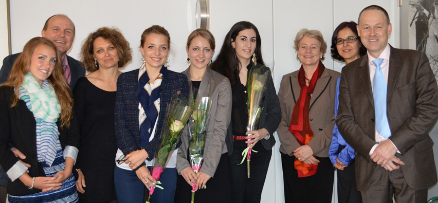 Sur la photo de gauche à droite Anouk, Manuel et Stéphanie Faure; Mesdames Ludivine DELALOYE, Lucile BONAZ, Yasmine Adel EL-HAJ, Christine Chappuis, Doyenne, Bita Bertossa, conseillère aux études et Monsieur Michel Hottelier, professeur de droit.