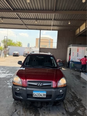 2010 Hyundai Tucson 4x4 with New Paint and Touch Screen