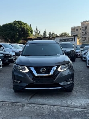 2018 Nissan Rogue SV 4WD with 82,000 miles