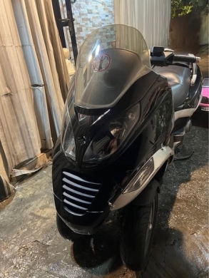 2009 Piaggio Italy 250cc Scooter with 3 Wheels