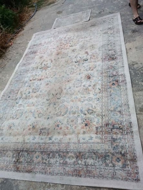 European Acrylic Rug 2x3 Meters in Excellent Condition