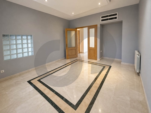 prime residential/generous layout/semi-furnished/HAMRA,BEIRUT/الحمرا/REF#MB140567