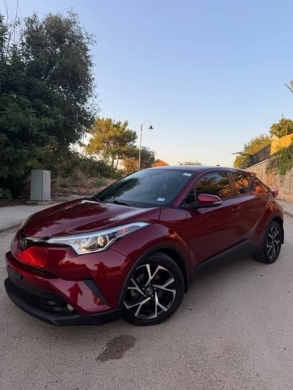 Toyota C-HR 2018 XLE Premium with Clean Carfax