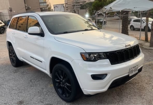 2018 Jeep Grand Cherokee Altitude 4x4 with V6 Engine