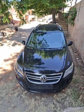 2011 Volkswagen Tiguan 2.0T with low mileage and full service