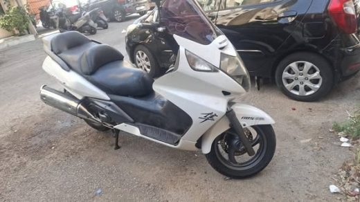 Silver Wing 400cc motorcycle with new tires and clean engine