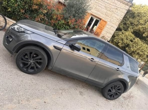 Land Rover Discovery 2016 and 2017 — 4