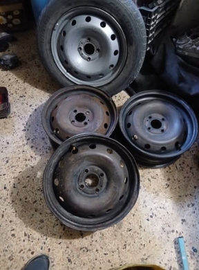 Set of 4 size 15 rims with tires for Renault, Dacia, and Peugeot