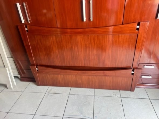 Excellent condition bedroom set — 4