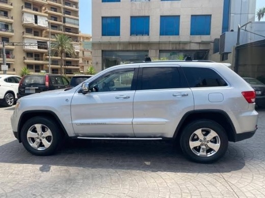 2011 Jeep Grand Cherokee Overland — 3