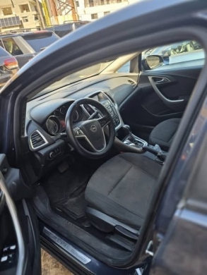 Opel Astra 2010 — 2