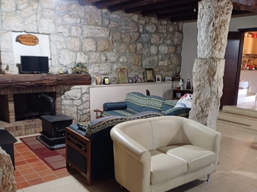 Land with Traditional House For Sale in Prime Location in Bikfaya — 8