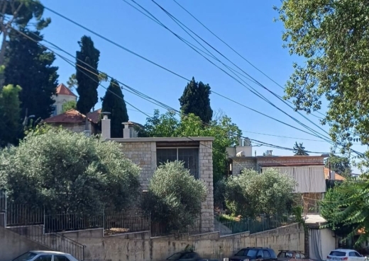 Land with Traditional House For Sale in Prime Location in Bikfaya — 3