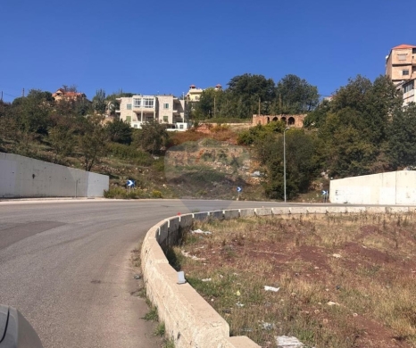 R9-4024 1,640m² Highway Land for Sale in Hadath El Jebbeh | Zoning 25/50أرض 1,640 متر للبيع مباشرة على الأوتوستراد في حدث الجبة. مصنفة 25/50 مع طريق معبّد وإطلالات جبلية رائعة. اتصل الآن للمزيد من التفاصيل