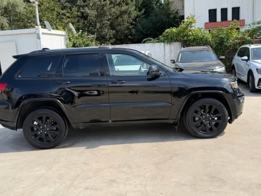 2020 Jeep Grand Cherokee Altitude — 4