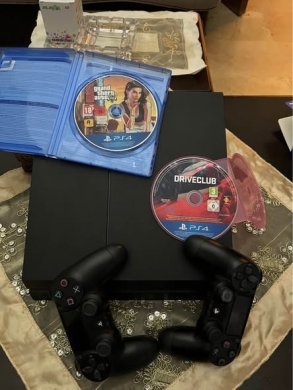 PS4 500GB with 2 Controllers and 2 CDs