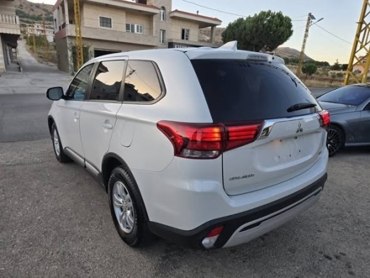 Mitsubishi Outlander 2018 7 Seater 4x4 — 4