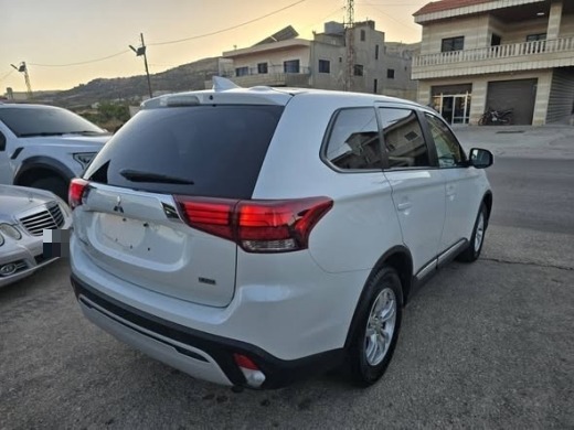 Mitsubishi Outlander 2018 7 Seater 4x4 — 5