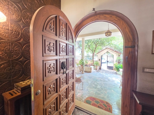 Rare Oppurunity! Villa For Sale in A Prime Location in Mar Takla, Hazmieh